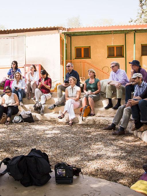 Eine Studienreisegruppe der Bundeszentrale für Politische Bildung bei einem Gespräch im Kibbuz Kfar Aza, unmittelbar an der Grenze zum Gaza-Streifen. Rechts im Bild: Ralph Lewinsohn, Kibbuznik in Kfar Aza.