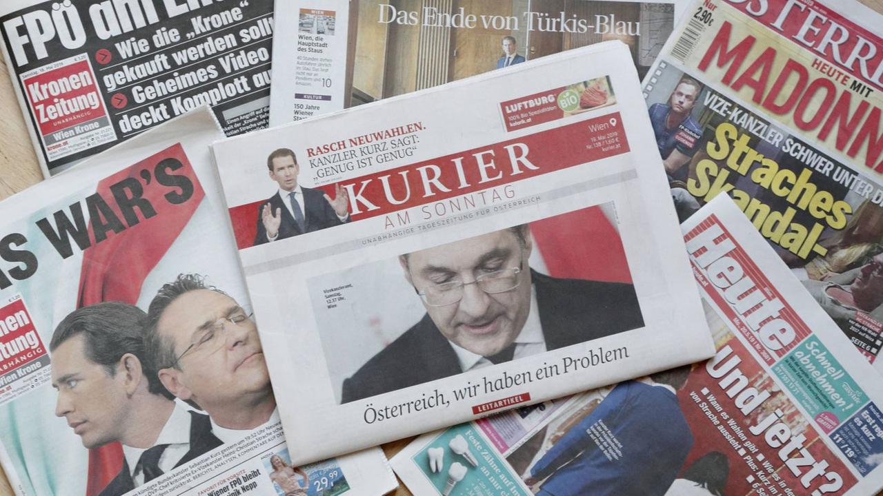 Das Bild zeigt österreichische Zeitungen mit Schlagzeilen, die sich auf den Strache-Skandal beziehen. Das Bild zeigt österreichische Zeitungen mit Schlagzeilen, die sich auf den Strache-Skandal beziehen.