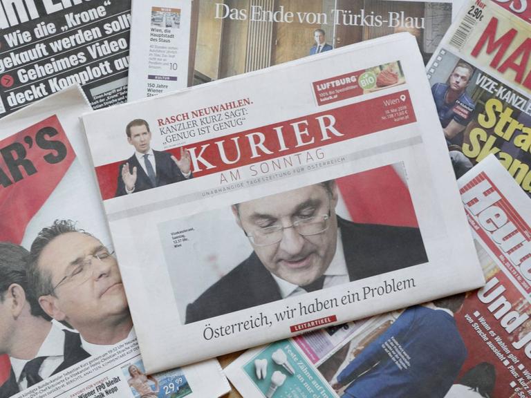 Das Bild zeigt österreichische Zeitungen mit Schlagzeilen, die sich auf den Strache-Skandal beziehen.