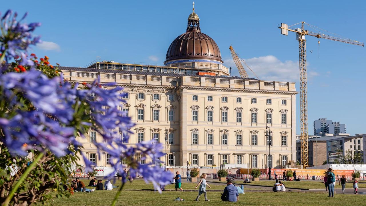 Fassade des Berliner Stadtschlosses mit fertiggestellter Kuppel. Fassade des Berliner Stadtschlosses mit fertiggestellter Kuppel.