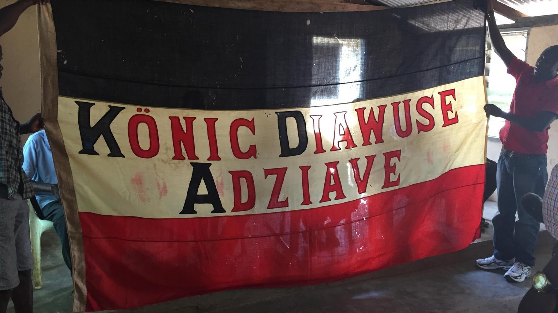 Fahne des Chief Adziave in Kpando (Ghana). Die Deutschen Kolonialherren ernannten den Ururgroßvater des heutigen Chief zum König und verliehen ihm die Fahne für seine Tapferkeit. Fahne des Chief Adziave in Kpando (Ghana). Die Deutschen Kolonialherren ernannten den Ururgroßvater des heutigen Chief zum König und verliehen ihm die Fahne für seine Tapferkeit.