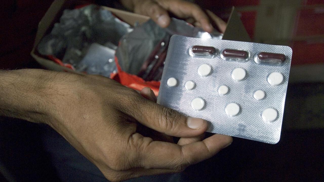 Eine Wochenration Medikamente gegen Tuberkulose in einer Blisterpackung, aufgenommen im St. Thomas Home im indischen Howrah bei Kalkutta Eine Wochenration Medikamente gegen Tuberkulose in einer Blisterpackung, aufgenommen im St. Thomas Home im indischen Howrah bei Kalkutta