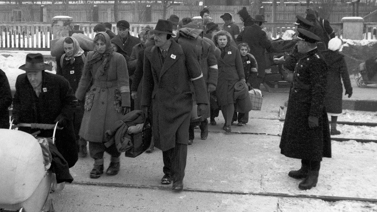 Sudetendeutsche werden am 1. Januar 1946 aus der Tschechoslowakei in Richtung Bayern geschickt. Sudetendeutsche werden am 1. Januar 1946 aus der Tschechoslowakei in Richtung Bayern geschickt.