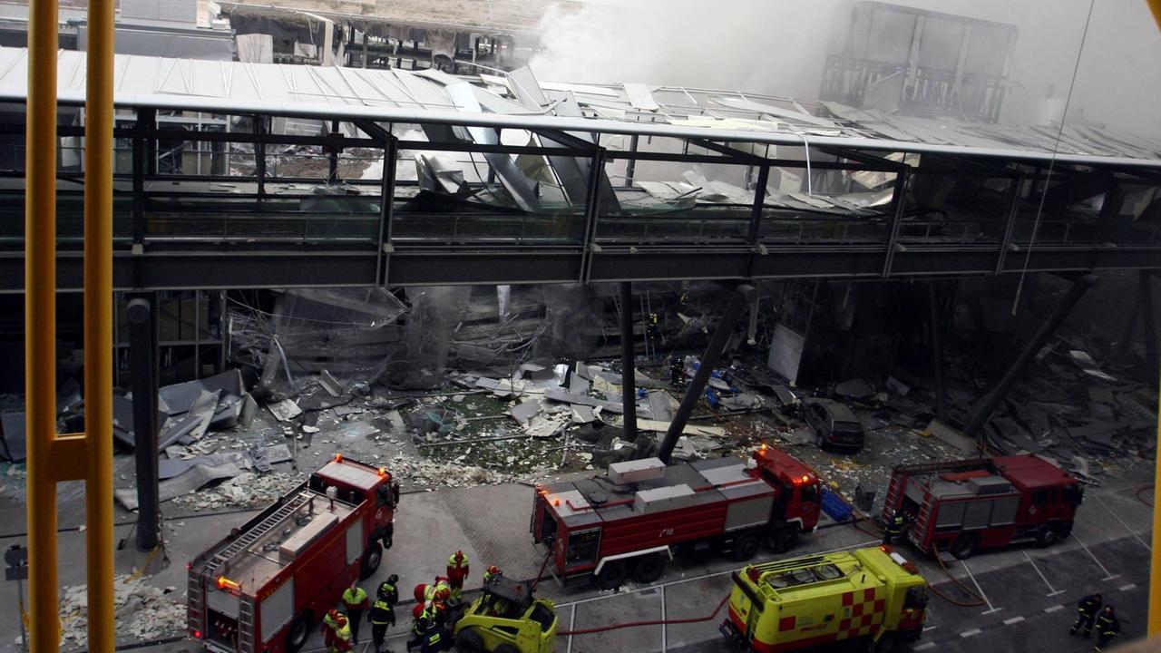 Feuerwehrleute im Parkhaus des Flughafens Barajas in Madrid nach der Autobombenexplosion am 30. Dezember 2006, die auf das Konto der baskischen Terrororganisation ETA ging