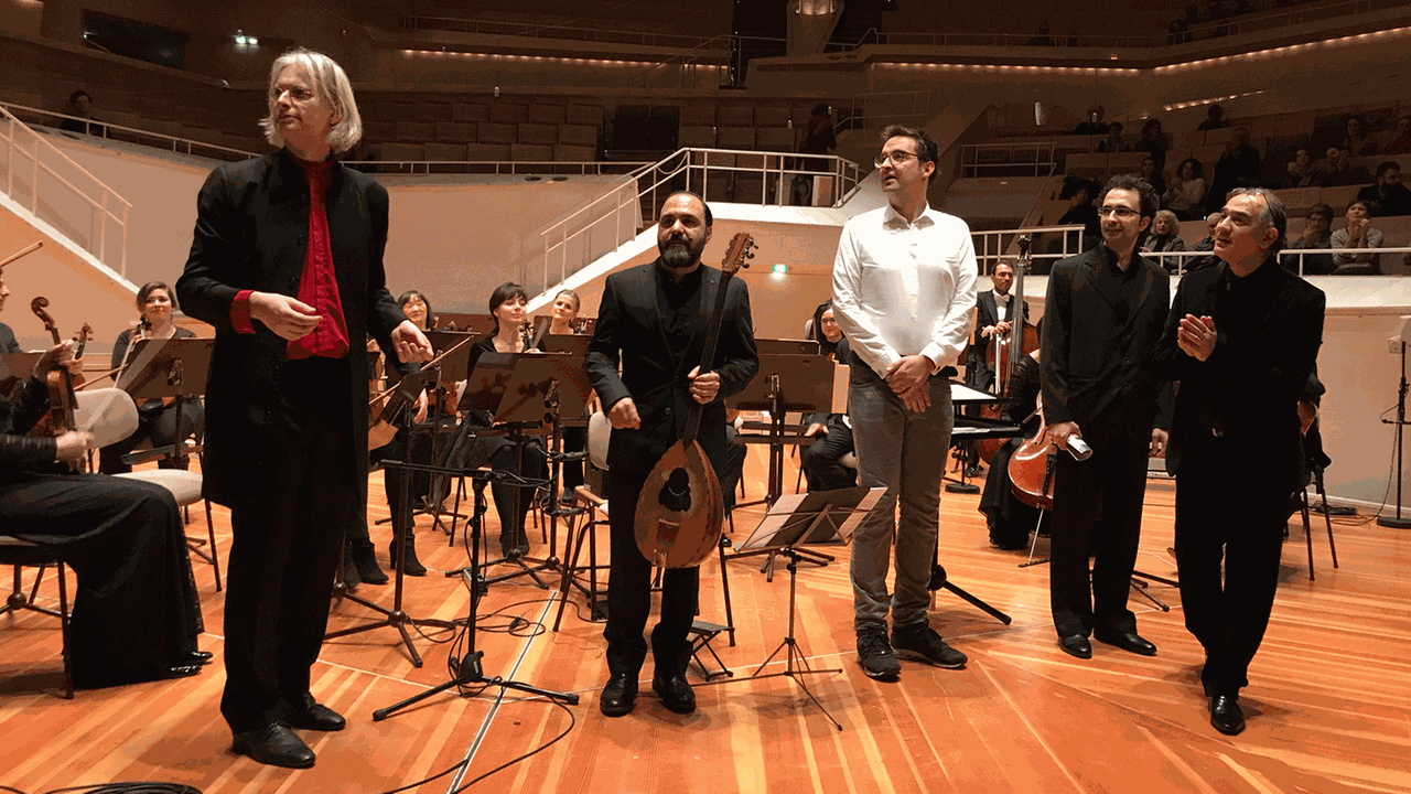 Die Kammersymphonie Berlin mit dem Dirigenten Jürgen Bruns, dem Buzuq-Spieler Mevan Younes, dem Oboisten Florian Grube, dem Ud-Spieler Maher Mahmoud und dem Cellisten Athil Hamdan Die Kammersymphonie Berlin mit dem Dirigenten Jürgen Bruns, dem Buzuq-Spieler Mevan Younes, dem Oboisten Florian Grube, dem Ud-Spieler Maher Mahmoud und dem Cellisten Athil Hamdan