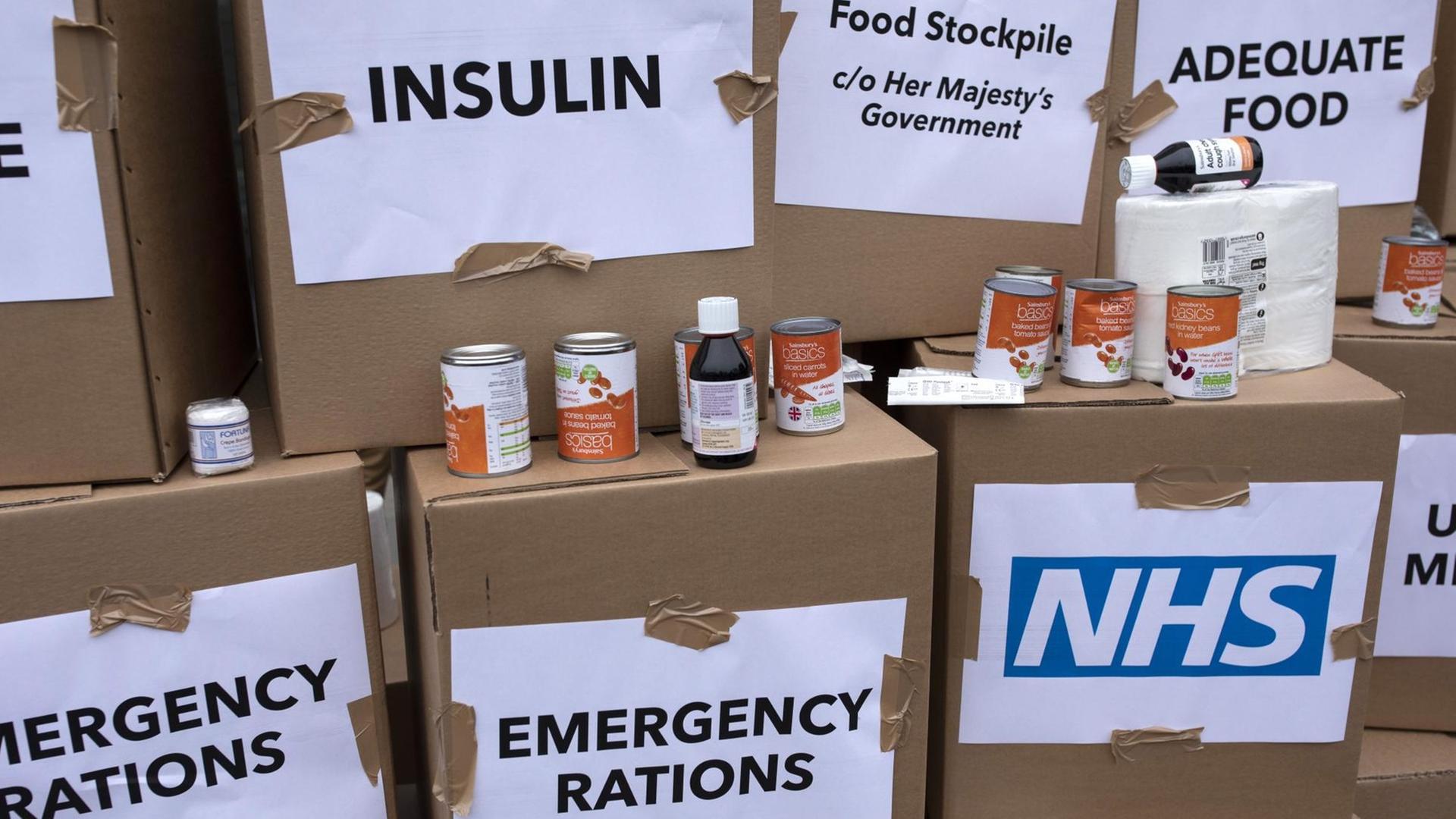 Jugendliche Aktivisten von 'Our Future, Our Choice' haben vor dem "Department of Health and Social Care" in London Boxen mit Medikamentenrationen als Protestaktion gegen den Brexit aufgebaut. Jugendliche Aktivisten von 'Our Future, Our Choice' haben vor dem "Department of Health and Social Care" in London Boxen mit Medikamentenrationen als Protestaktion gegen den Brexit aufgebaut.