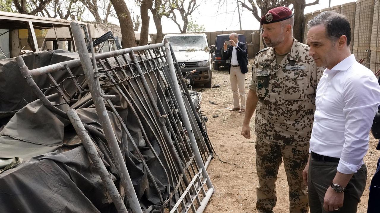 Bundedsaußenminister Heiko Maas (SPD) steht vor dem am vergangenen Sonntag bei einem Anschlag weggesprengten Tor des EU-Ausbildungscamps. Mutmaßliche islamistische Extremisten hatten das Feldlager in Koulikoro mit zwei mit Sprengstoff beladenen Fahrzeugen angegriffen. Von den rund 150 dort stationierten Bundeswehrsoldaten kam niemand zu Schaden. Bundedsaußenminister Heiko Maas (SPD) steht vor dem am vergangenen Sonntag bei einem Anschlag weggesprengten Tor des EU-Ausbildungscamps. Mutmaßliche islamistische Extremisten hatten das Feldlager in Koulikoro mit zwei mit Sprengstoff beladenen Fahrzeugen angegriffen. Von den rund 150 dort stationierten Bundeswehrsoldaten kam niemand zu Schaden.