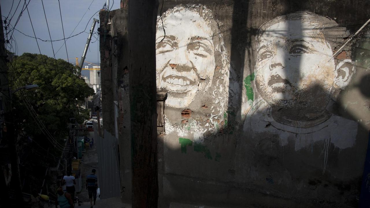 Street-Art von Vhils im Slum Morro da Providencia in Rio de Janeiro.