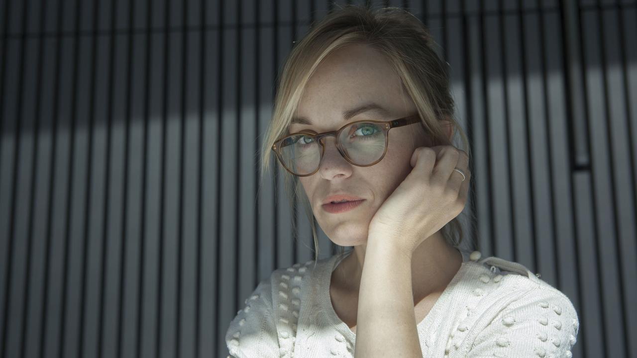 Kriminal-Hörspiel: "Verräter", Produktion Deutschlandradio Kultur 2015 Abgebildet: Friederike Kempter (spiel die Jenny). Kriminal-Hörspiel: "Verräter", Produktion Deutschlandradio Kultur 2015 Abgebildet: Friederike Kempter (spiel die Jenny).