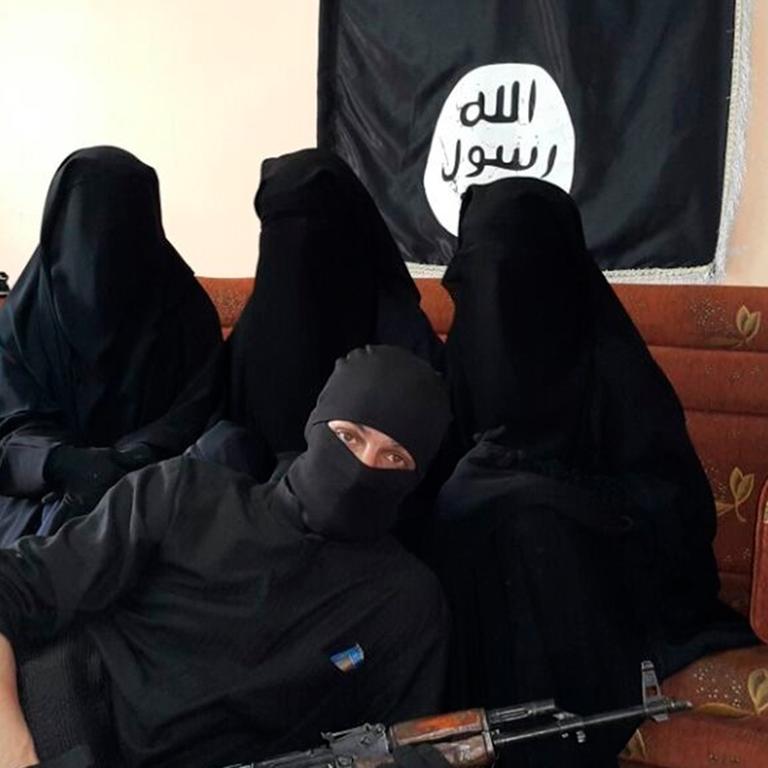 Drei vollverschleierte Frauen auf einer Couch und ein bewaffneter Mann liegt vor der Couch. Das offizielle Hochzeitsfoto von Leonora selbst als Drittfrau im "Islamischen Staat". Vater Maik Messing weiß bis heute nicht, welche der Frauen seine Tochter ist.