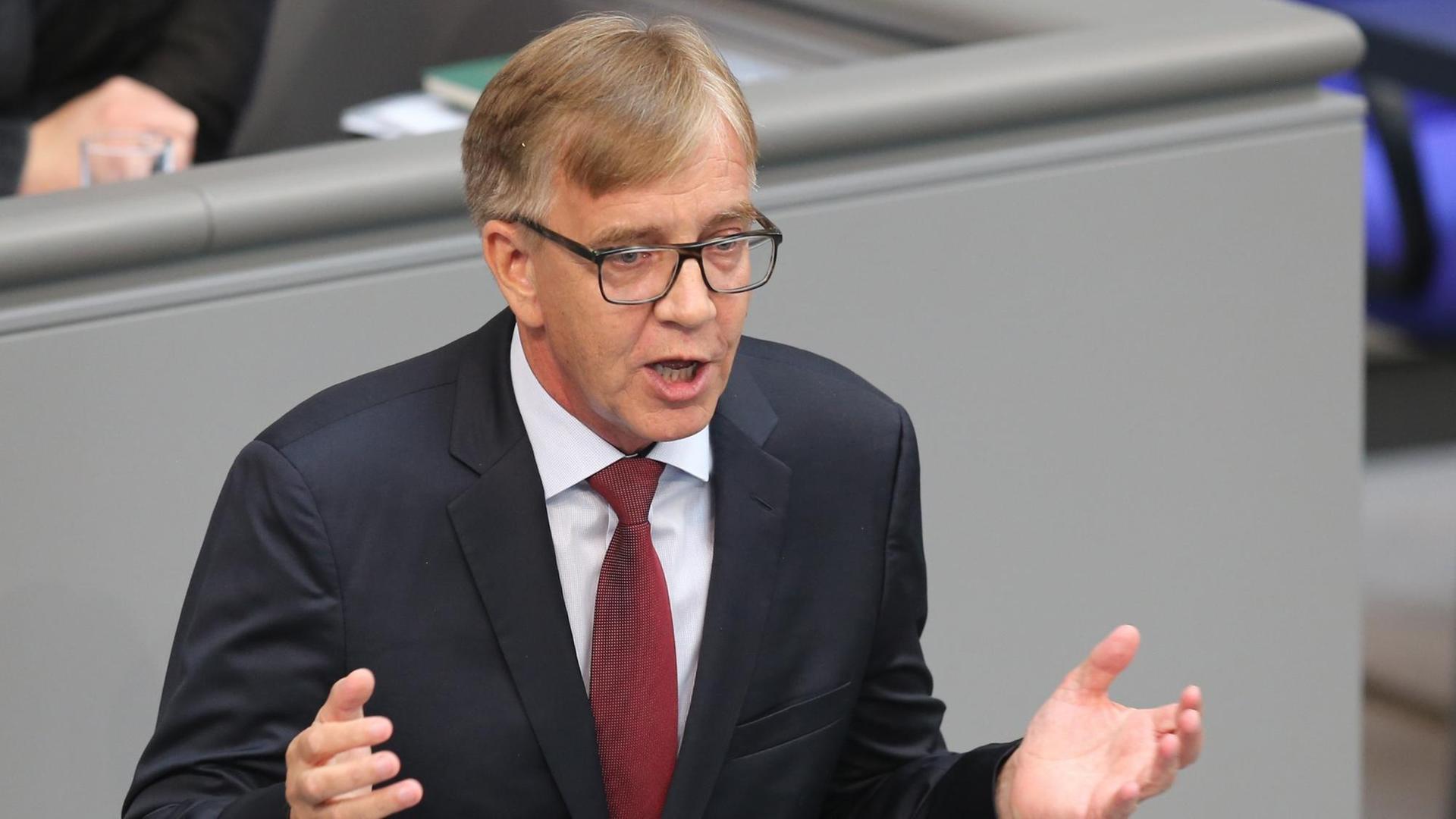 Dietmar Bartsch, der Vorsitzende der Linksfraktion, redet am 28.06.2016 in Berlin im Bundestag. Dietmar Bartsch, der Vorsitzende der Linksfraktion, redet am 28.06.2016 in Berlin im Bundestag.