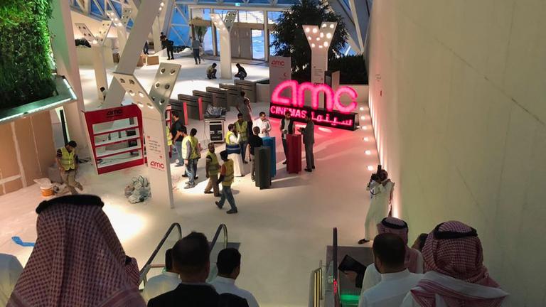 Letzte Vorbereitungen im Kino der US-amerikanische Kinokette American Multi Cinemas (AMC) in Riad, Hauptstadt von Saudi-Arabien.