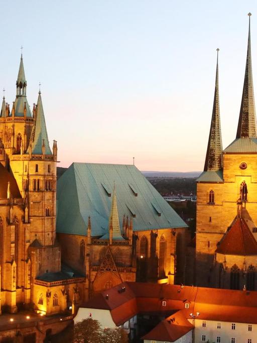 Der Erfurter Dom und die Severikirche in der Abenddämmerung