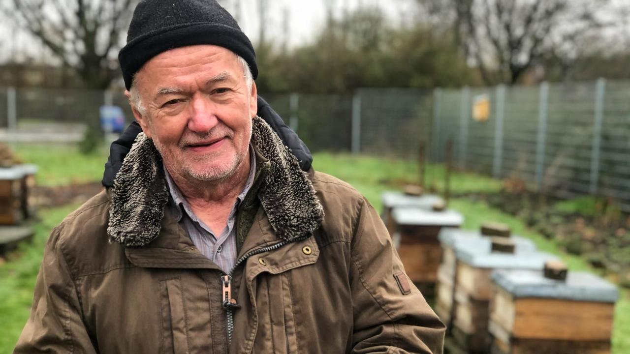 Dr. Gerhard Liebig am Bienenstand am Bienenmuseum in Duisburg. Er beschäftigt sich seit Ende der 70er mit der Varroamilbe und mit resistenten Honigbienen. Dr. Gerhard Liebig am Bienenstand am Bienenmuseum in Duisburg. Er beschäftigt sich seit Ende der 70er mit der Varroamilbe und mit resistenten Honigbienen.