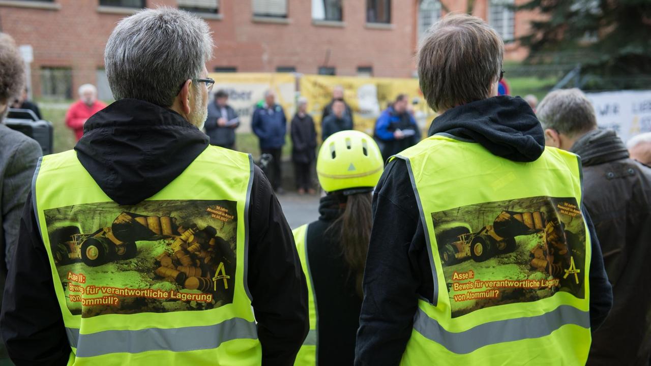 Kundgebungsteilnehmer in Gelben Westen vor dem Asse-Schacht in Remlingen im April 2017