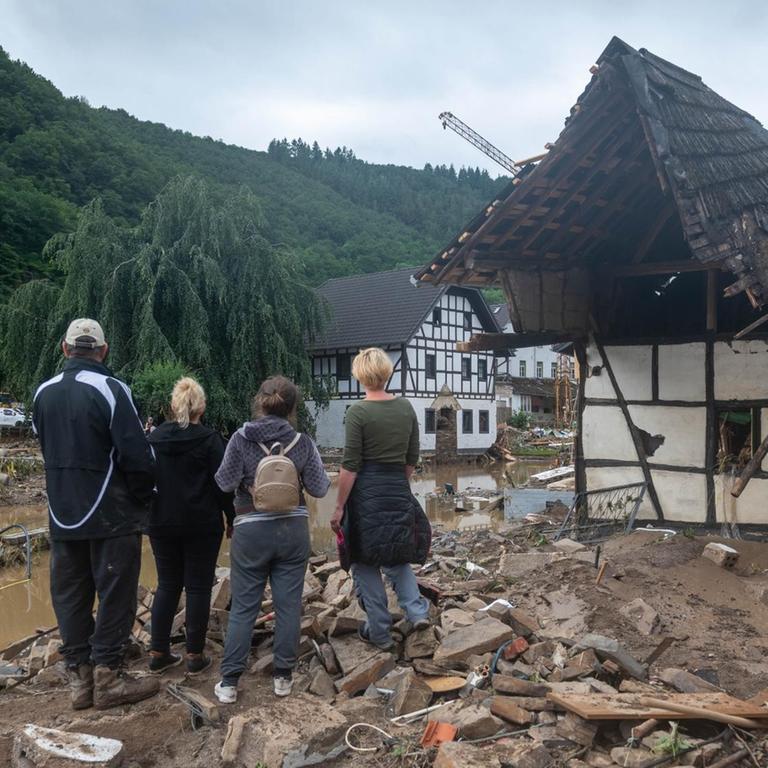 Die Menschen schauen in dem Ort im Kreis Ahrweiler nach dem Unwetter auf die Zerstörungen.