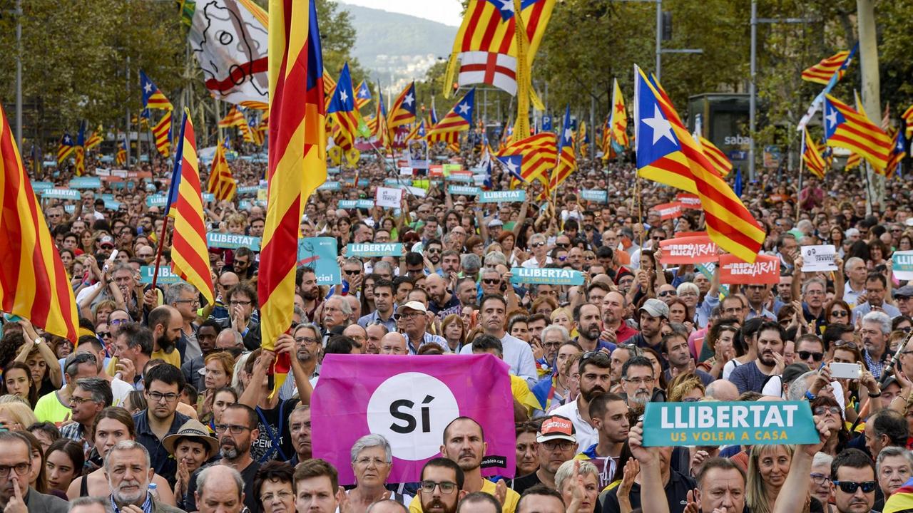 Demonstranten protestieren am 21.10.2017 in Barcelona gegen die Inhaftierung von zwei führenden Aktivisten der separatistischen Bewegung. 