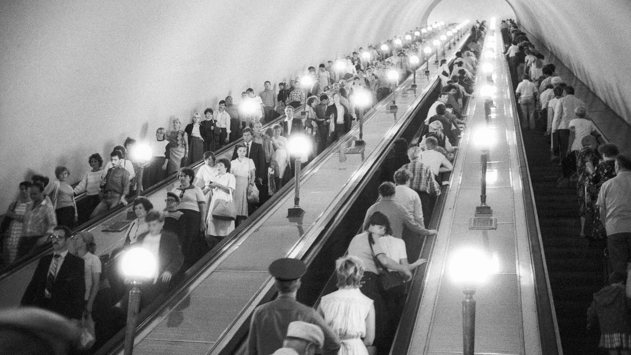 Eine Rolltreppe in der Moskauer Metro im August 1986.