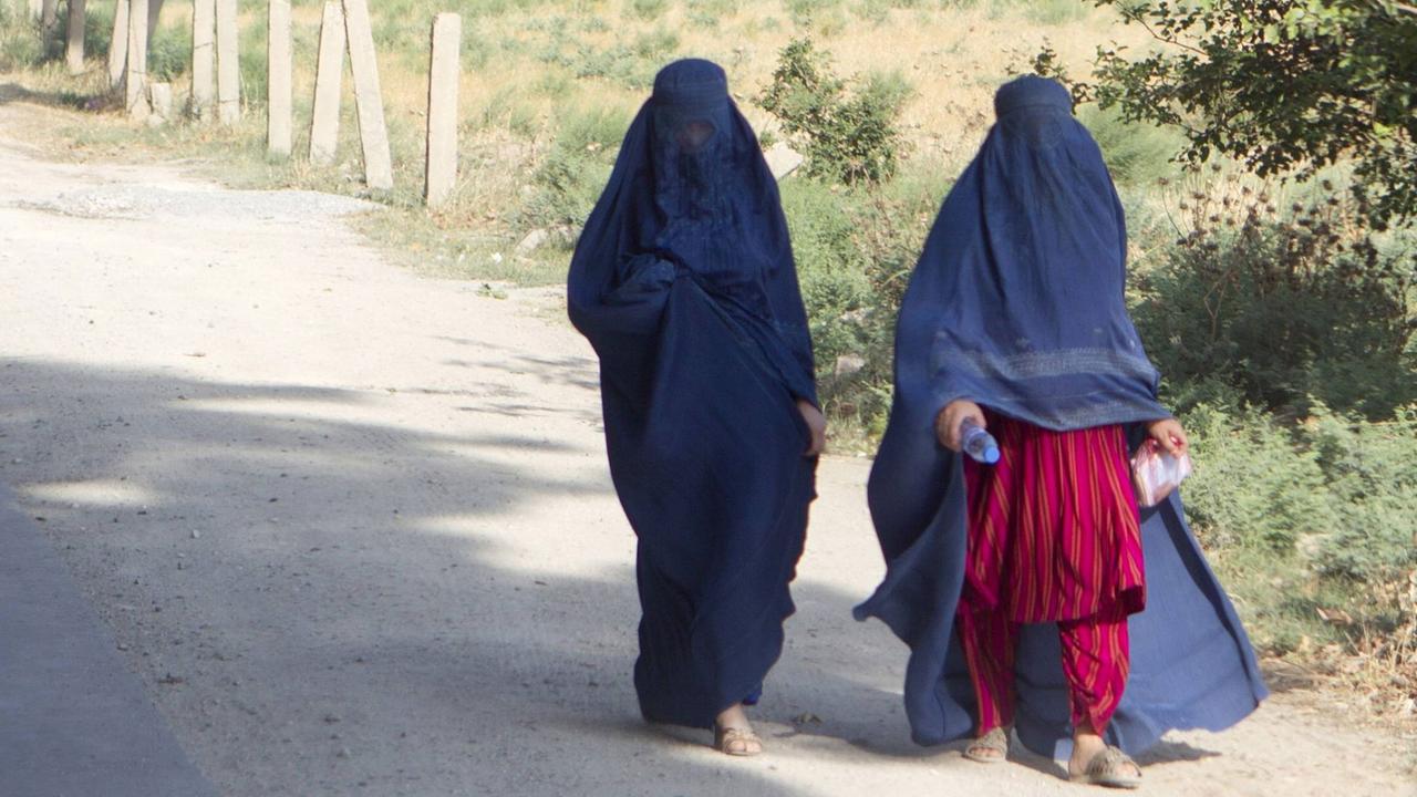 Frauen in Burkas in der afghanischen Provinz Kundus