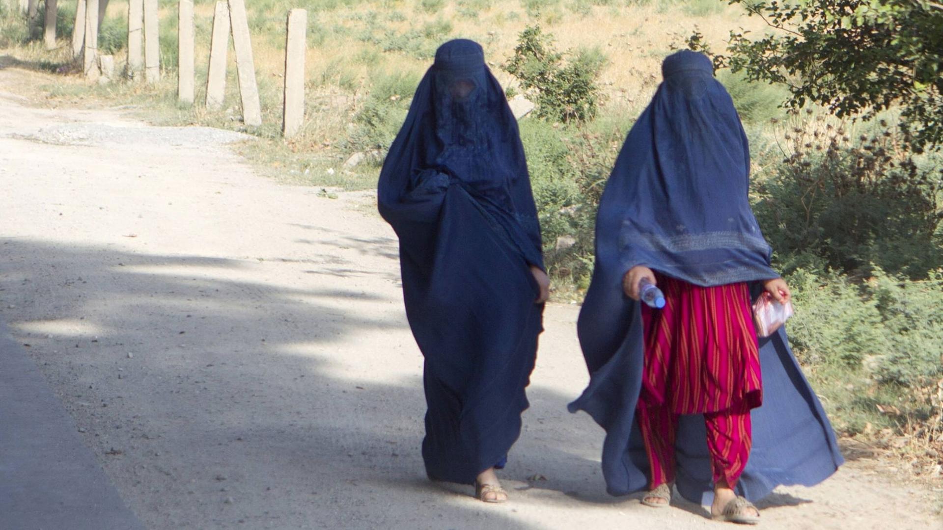Frauen in Burkas in der afghanischen Provinz Kundus Frauen in Burkas in der afghanischen Provinz Kundus