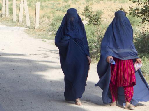 Frauen in Burkas in der afghanischen Provinz Kundus
