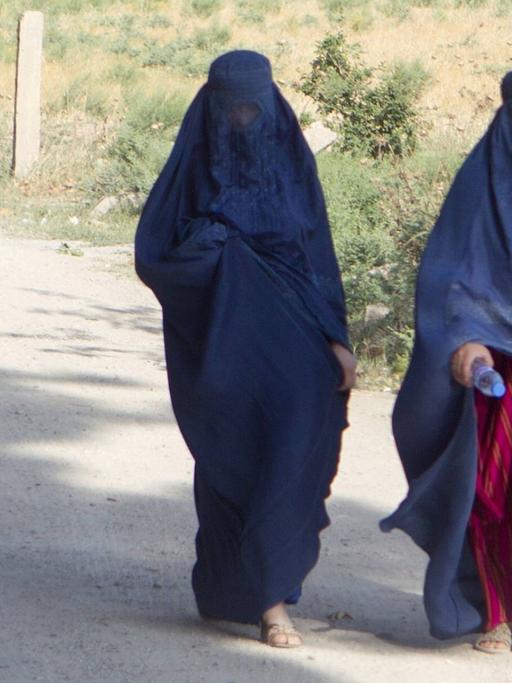 Frauen in Burkas in der afghanischen Provinz Kundus