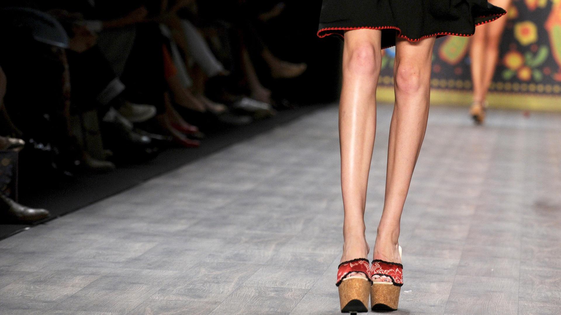 Ein Model auf dem Laufsteg während der Berliner Fashion Week. Ein Model auf dem Laufsteg während der Berliner Fashion Week.