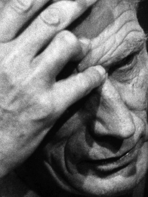 Der Dramatiker Samuel Beckett greift sich am 23.09.1967 auf der Studiobühne des Berliner Schiller-Theaters bei den Theaterproben zu seinem Stück "Endspiel" an die Stirn. In seiner Hand hält er eine Zigarette.