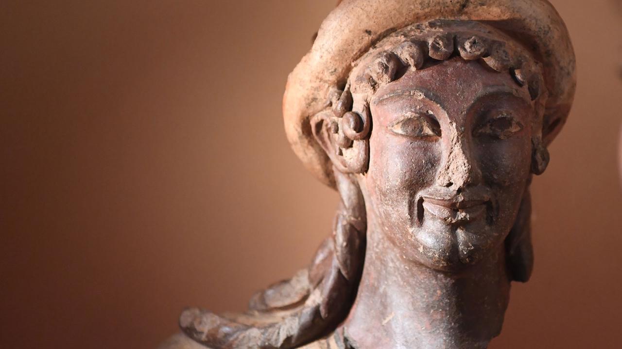 Im Badischen Landesmuseum Karlsruhe wird die "Firststaue (Akroter): Turms" aus dem Ende des 6. Jahrhunderts vor Christus gezeigt. Im Badischen Landesmuseum Karlsruhe wird die "Firststaue (Akroter): Turms" aus dem Ende des 6. Jahrhunderts vor Christus gezeigt.