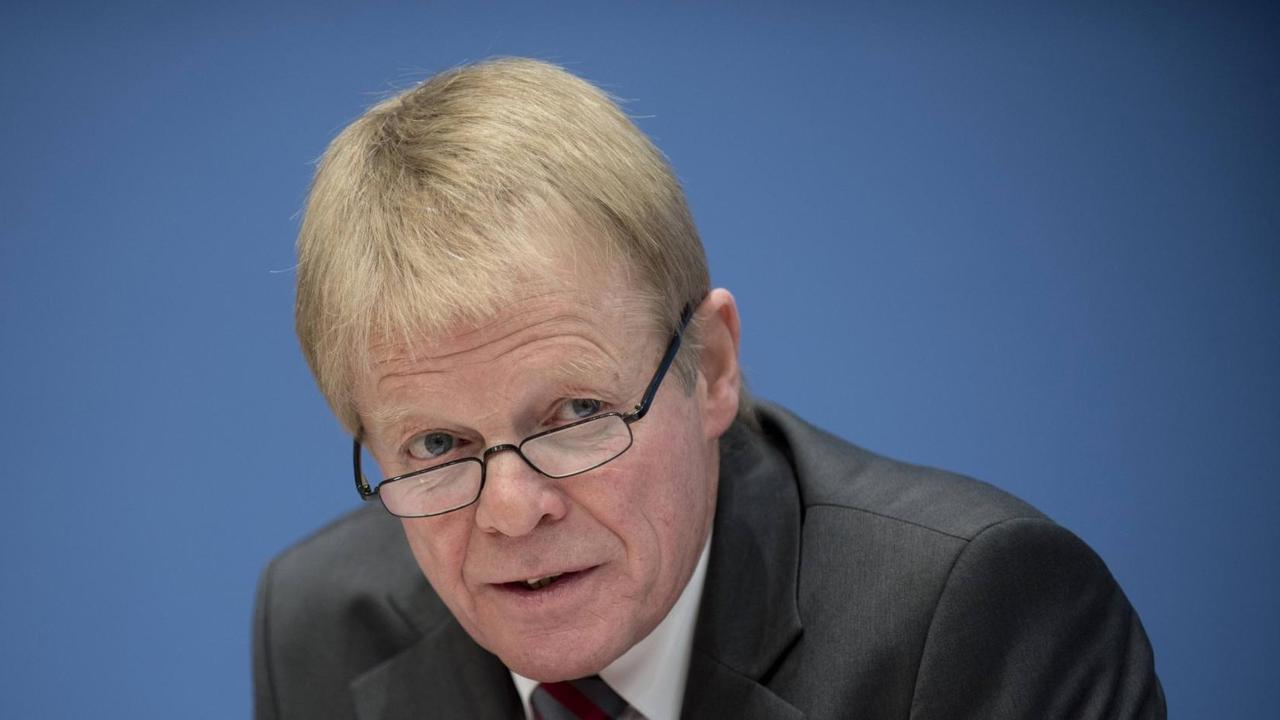 Der Chef des Deutschen Gewerkschaftsbundes, Reiner Hoffmann, auf der Bundespressekonferenz. Der Chef des Deutschen Gewerkschaftsbundes, Reiner Hoffmann, auf der Bundespressekonferenz.