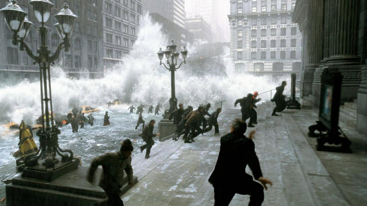 Filmszene aus Roland Emmerichs "The Day After Tomorrow": Von einer durch starken Regen überfluteten Straße flüchten Menschen sich auf die Treppenstufen eines erhöht gelegenen Gebäudes. Filmszene aus Roland Emmerichs "The Day After Tomorrow": Von einer durch starken Regen überfluteten Straße flüchten Menschen sich auf die Treppenstufen eines erhöht gelegenen Gebäudes.