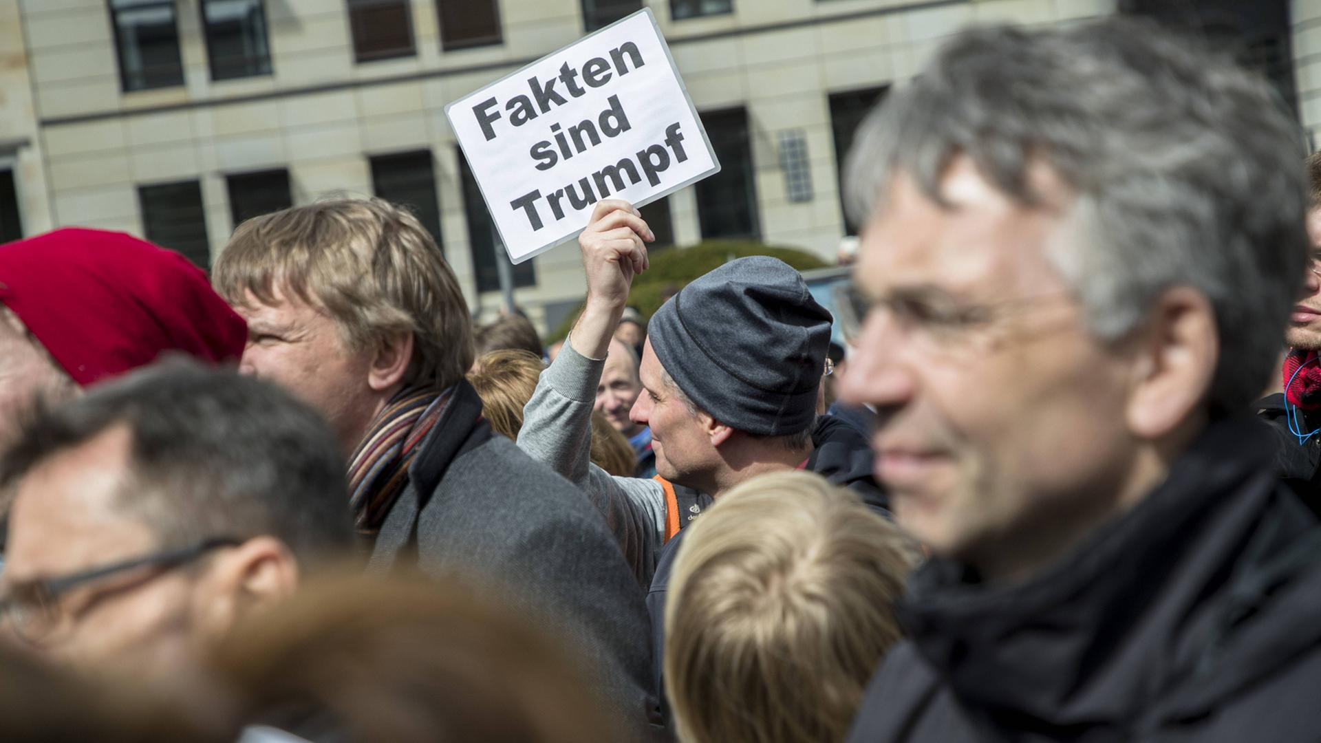 In Berlin kritisieren Wissenschaftler auf dem "March of Science" die Verbreitung von Fake News und "Alternative Fakten" (22. April 2017). In Berlin kritisieren Wissenschaftler auf dem "March of Science" die Verbreitung von Fake News und "Alternative Fakten" (22. April 2017).