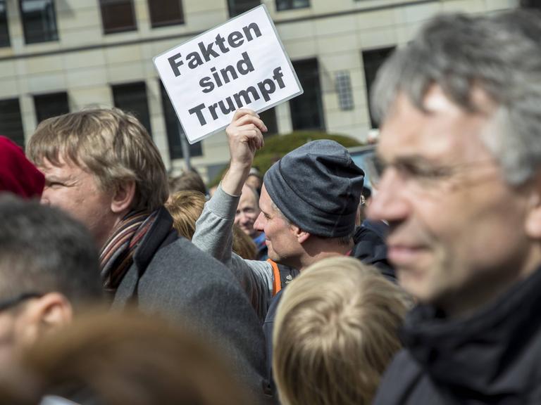 In Berlin kritisieren Wissenschaftler auf dem "March of Science" die Verbreitung von Fake News und "Alternative Fakten" (22. April 2017).