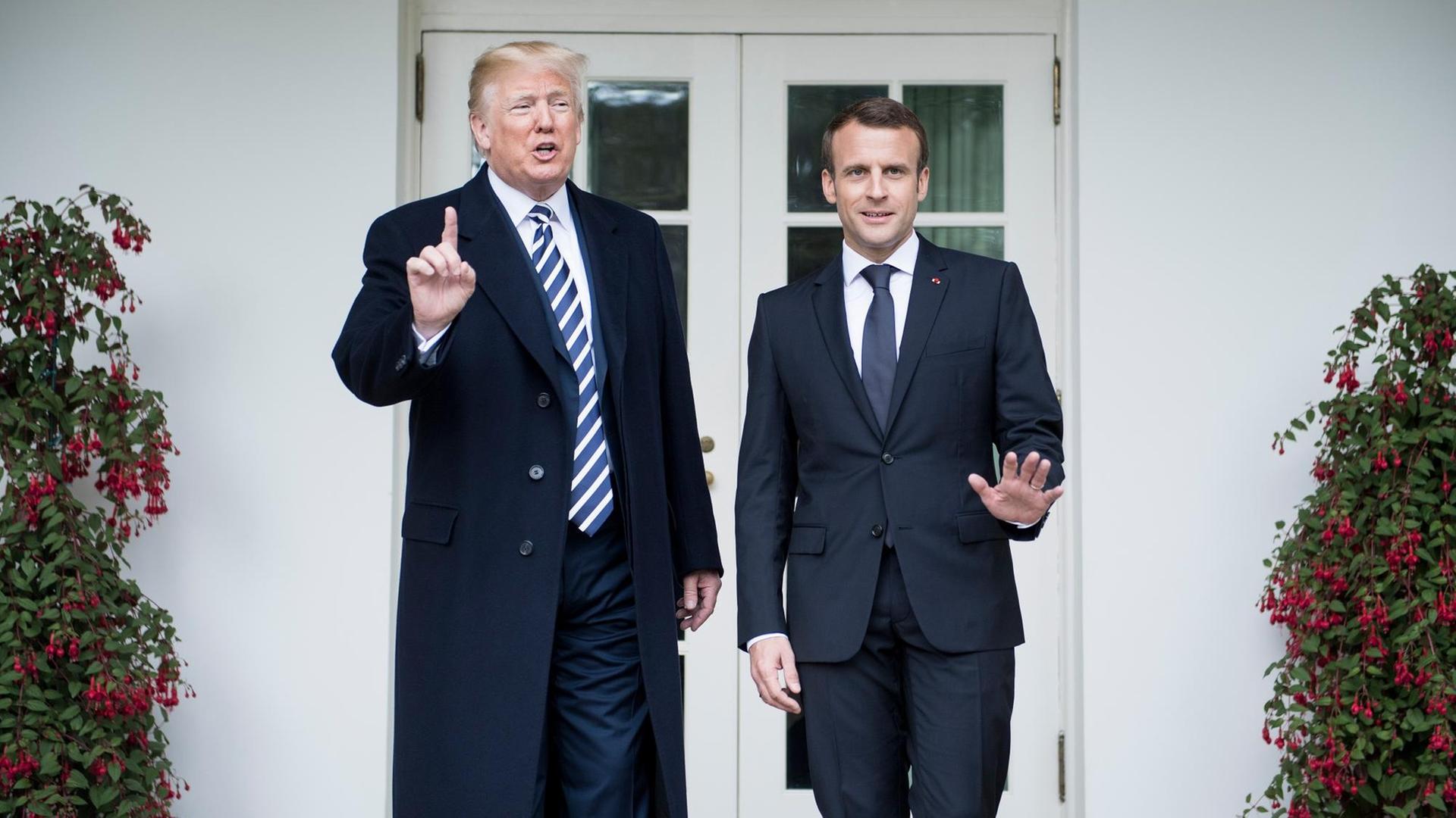 US-Präsident Donald Trump mit Frankreichs Staatschef Emmanuel Macron vor dem Weißen Haus in Washington US-Präsident Donald Trump mit Frankreichs Staatschef Emmanuel Macron vor dem Weißen Haus in Washington