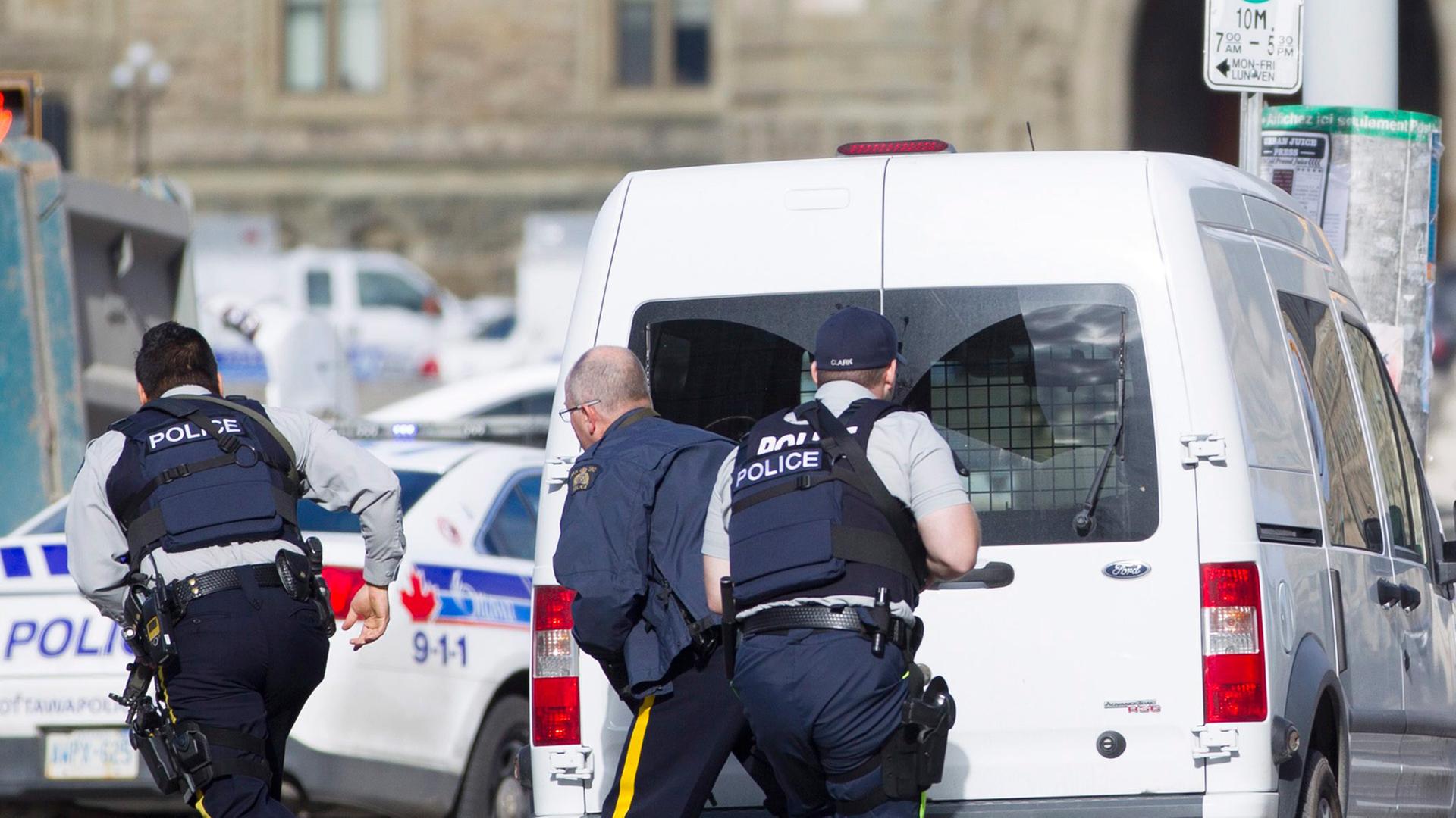 Polizisten sichern einen Bereich nahe des Parlaments in Ottawa. Polizisten sichern einen Bereich nahe des Parlaments in Ottawa.