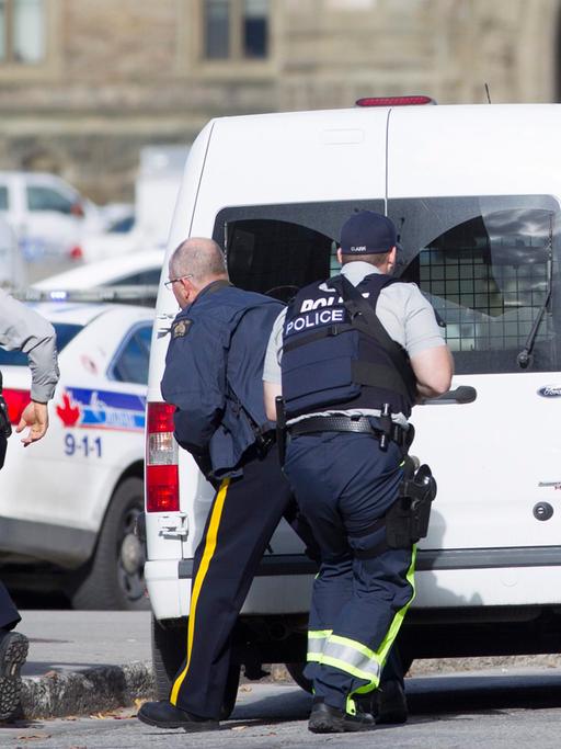 Polizisten sichern einen Bereich nahe des Parlaments in Ottawa.