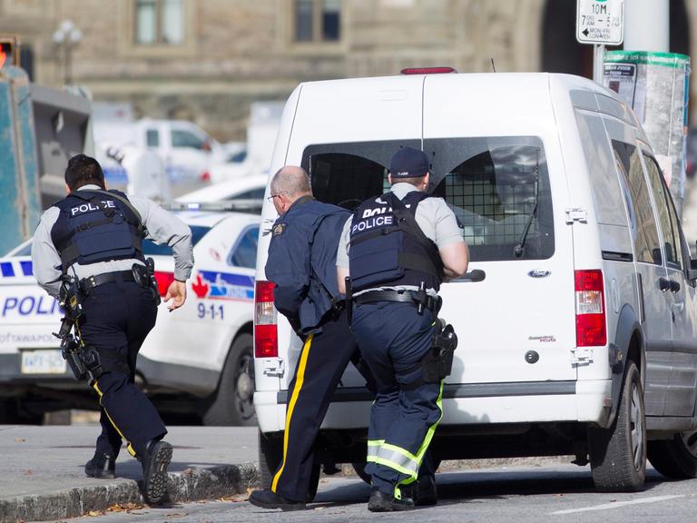 Polizisten sichern einen Bereich nahe des Parlaments in Ottawa.