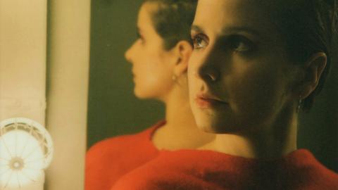 Porträt der frankokanadischen Sängerin Klô Pelgag, deren Gesicht ein zweites Mal in einem Spiegel zu sehen ist.
