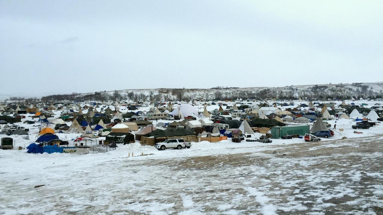 Von einem Hügel sieht man hunderte Zelte im Schnee von Demonstranten gegen die Öl-Pipeline. Von einem Hügel sieht man hunderte Zelte im Schnee von Demonstranten gegen die Öl-Pipeline.