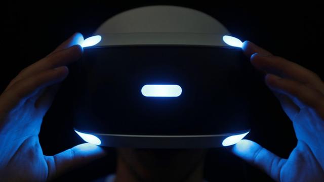 Eine Besucherin der Gamescom testet eine neue 3-D-Brille (Virtual Reality Brille).