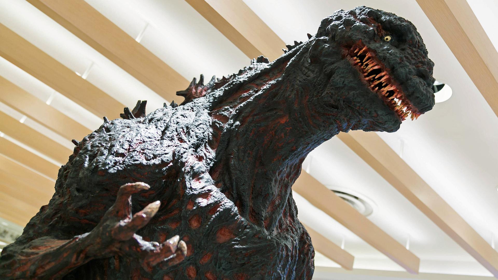 Der "Shin Godzilla" als Werbefigur in einer Shopping Mall der japanischen Hauptstadt Tokio Der "Shin Godzilla" als Werbefigur in einer Shopping Mall der japanischen Hauptstadt Tokio