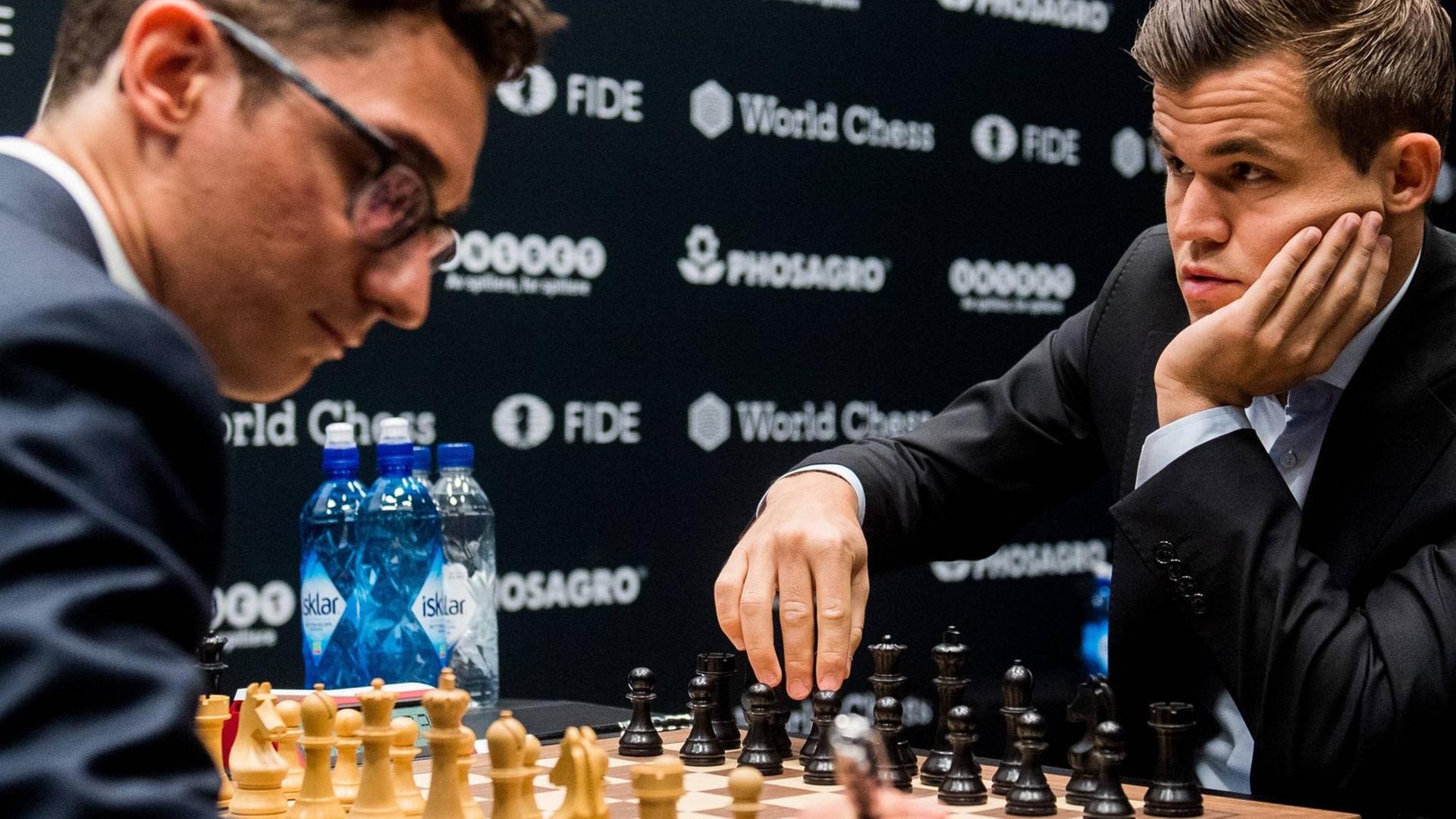 181109 Fabiano Caruana of USA and Magnus Carlsen of Norway during round 1 of The FIDE World Chess Championship 2018 on November 9, 2018 in London. Photo: Fredrik Varfjell / BILDBYRAN / kod FV / 150157 PUBLICATIONxNOTxINxDENxNORxSWExFINxAUT Copyright: FREDRIKxVARFJELL BB181109FV003 181109 Fabiano Caruana of USA and Magnus Carlsen of Norway during round 1 of The FIDE World Chess Championship 2018 on November 9, 2018 in London. Photo: Fredrik Varfjell / BILDBYRAN / kod FV / 150157 PUBLICATIONxNOTxINxDENxNORxSWExFINxAUT Copyright: FREDRIKxVARFJELL BB181109FV003