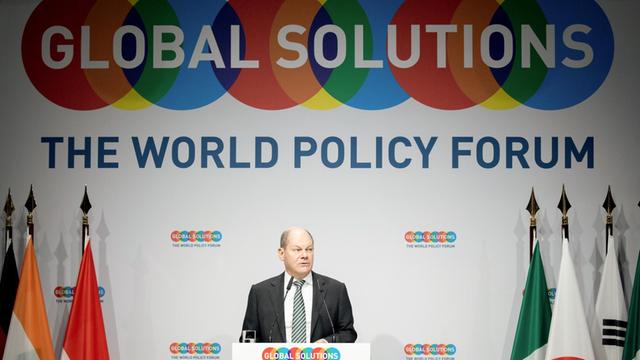 Olaf Scholz (SPD), Bundesminister der Finanzen, spricht beim "Global Solutions Summit" zu den Teilnehmern.