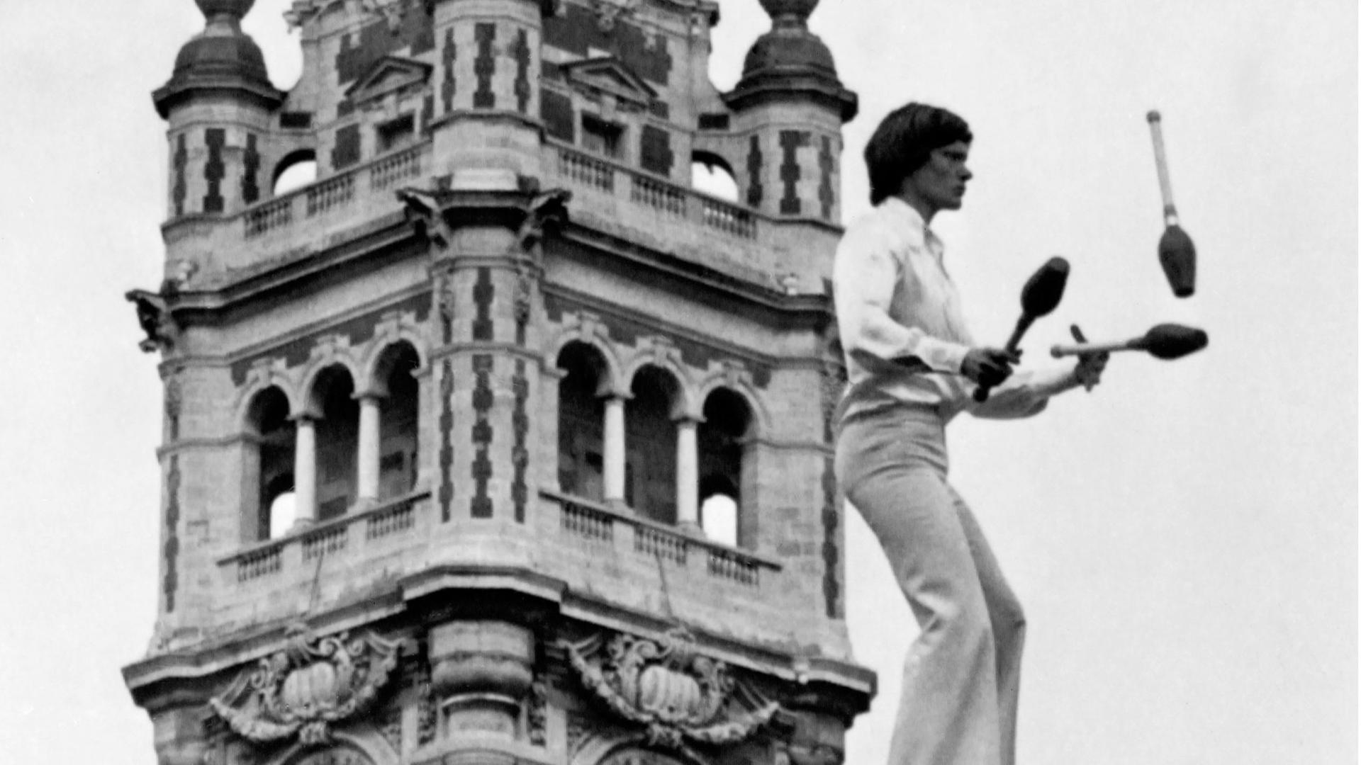 Der französische Hochseilartist Philippe Petit jongliert auf einem Drahtseil in Lille. Der französische Hochseilartist Philippe Petit jongliert auf einem Drahtseil in Lille.