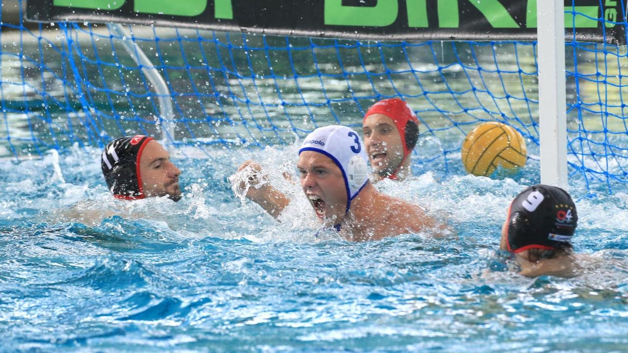 Marko Stamm (rechts, Nr. 9) in der Schwimmhalle Schöneberg im Spiel Spandau gegen Hannover. Marko Stamm (rechts, Nr. 9) in der Schwimmhalle Schöneberg im Spiel Spandau gegen Hannover.