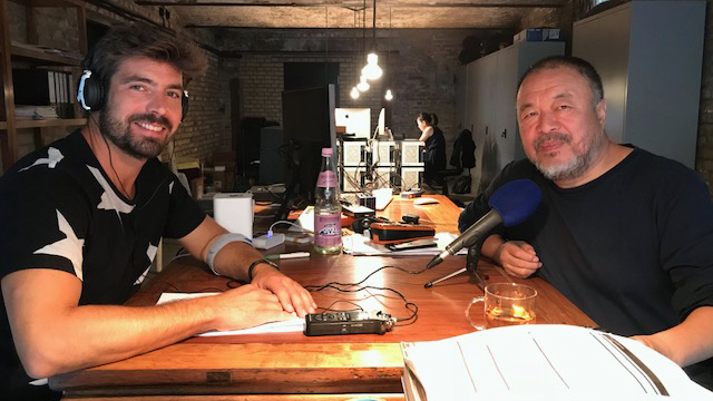 Der chinesische Künstler Ai Weiwei in seinem Berliner Atelier mit "Kompressor"-Moderator Max Oppel beim Interview