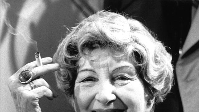 Die Schriftstellerin Irmgard Keun (1910 - 1982) bei Dreharbeiten zur Verfilmung ihres Romans "Nach Mitternacht" in Berlin.