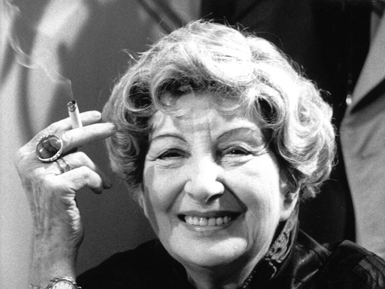 Die Schriftstellerin Irmgard Keun (1910 - 1982) bei Dreharbeiten zur Verfilmung ihres Romans "Nach Mitternacht" in Berlin.