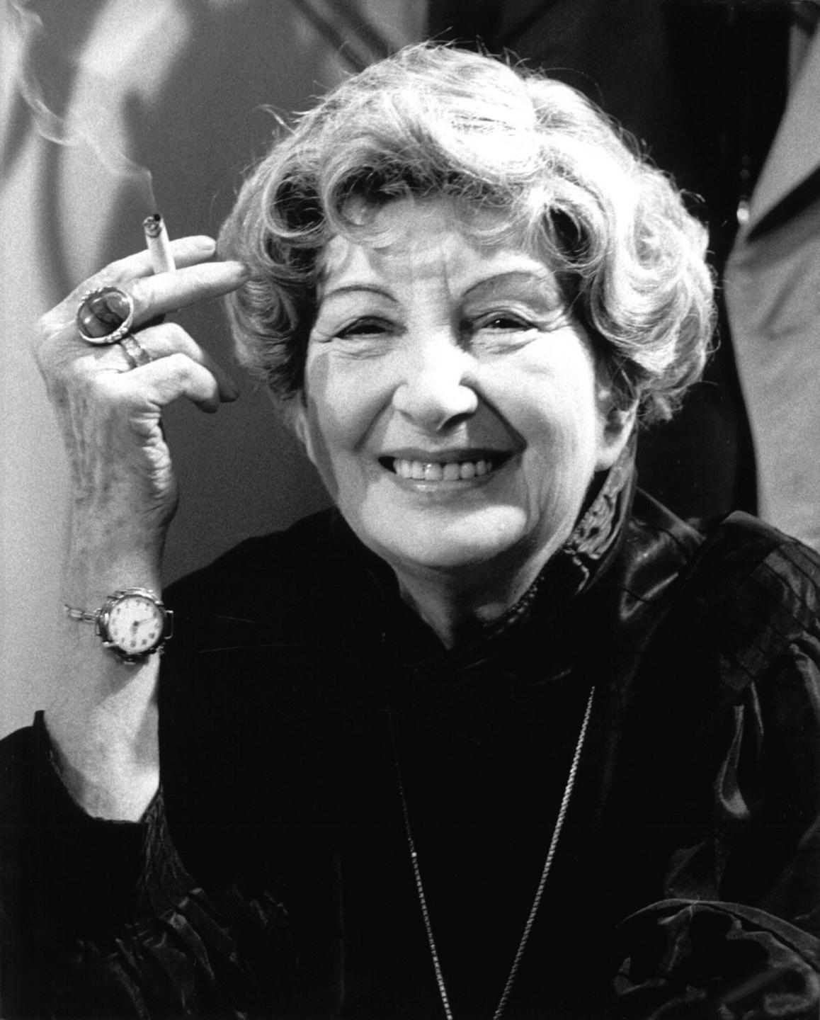 Die Schriftstellerin Irmgard Keun (1905-1982) bei Dreharbeiten zur Verfilmung ihres Romans "Nach Mitternacht" in Berlin. Die Schriftstellerin Irmgard Keun (1905-1982) bei Dreharbeiten zur Verfilmung ihres Romans "Nach Mitternacht" in Berlin.