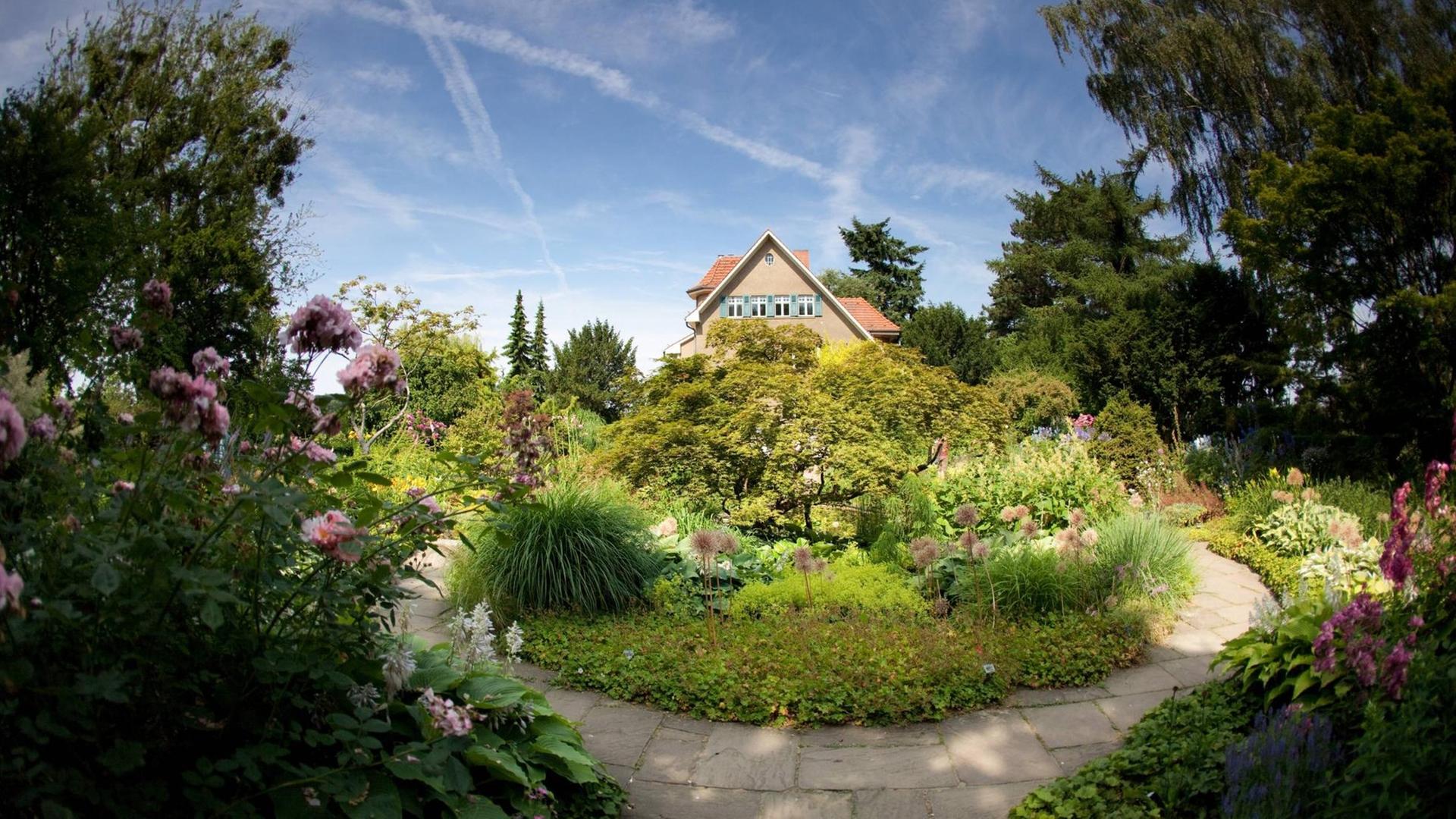 Öffentlich zugänglicher Garten von Karl Foerster in Potsdam-Bornim. Ein Haus mitten in einem Garten. Öffentlich zugänglicher Garten von Karl Foerster in Potsdam-Bornim. Ein Haus mitten in einem Garten.